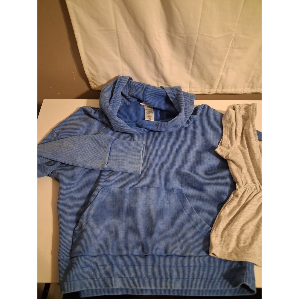 No Boundaries Lot Of 2 Tops Womens Medium; Short Sleeve And Long Sleeve - Picture 2 of 3